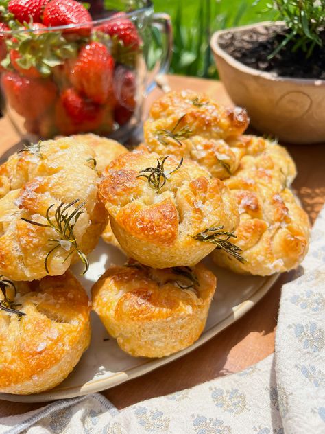 Salted Rosemary Sourdough Focaccia Muffins Salted Rosemary Sourdough Focaccia Muffins, Mini Sourdough Focaccia, Foccacia Rolls, Bougie Snacks, Focaccia Bites, Focaccia Muffins, Bougie Brunch, Rosemary Sourdough Bread, Savory Baked Goods