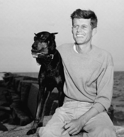 JFK & Jackie Kennedy's Life In Homes: From Newlywed Love Nest To The White House (PHOTOS, VIDEO) Young Jfk, Nick Viall, Hyannis Port, Famous Dogs, John Fitzgerald, Biography Books, Slim Aarons, Doberman Pinscher, Us Presidents