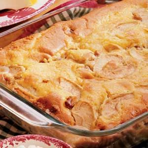 Apple Cream Cake - A lovely dessert or a rich brunch dish.  Cake mix starter cuts down on the prep too! Country Cake, Easy Apple Dumplings, Easy Apple Cake, Cream Cake Recipe, Apple Cake Recipe, Apple Cream, Italian Cream Cakes, Spice Cake Mix, Apple Cake Recipes