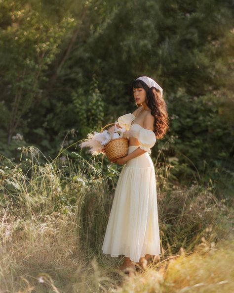 April Style Outfit, Stefanie Core Aesthetic, Princess Core Photoshoot, Cottagecore Photoshoot Aesthetic, Dreamy Cottage Core Photoshoot, Soft Girl Photoshoots, Cottagecore Editorial, Romantic Core Outfit, Cottage Princess Aesthetic