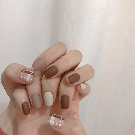 15 Nail Art Designs for Fall That Aren't Tacky — Anna Elizabeth Frosted Nails, Nail Art Cute, Subtle Nail Art, Kutek Disney, Korean Nail Art, Subtle Nails, Minimalist Nail Art, Korean Nails, Cute Nail Art Designs