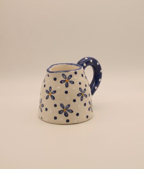 Painted Pitcher Ideas, Pottery Painting Teapot, Pottery Painting Ideas Vase, Pottery Vase Painting Ideas, Pottery Mug Designs, Easy Ceramic Painting Ideas, Ceramics Pottery Bowls, Painted Teapot, Diy Pottery Painting