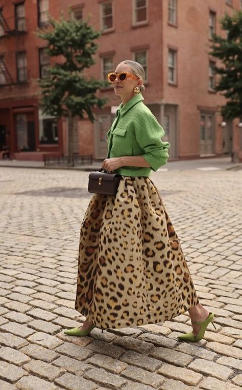 Midi Dress With Sneakers, Printed Skirt Outfit, Formal Chic, Leopard Print Outfits, Simple Casual Outfits, Skirt Inspiration, Color Combos Outfit, Blogger Street Style, Color Combinations For Clothes