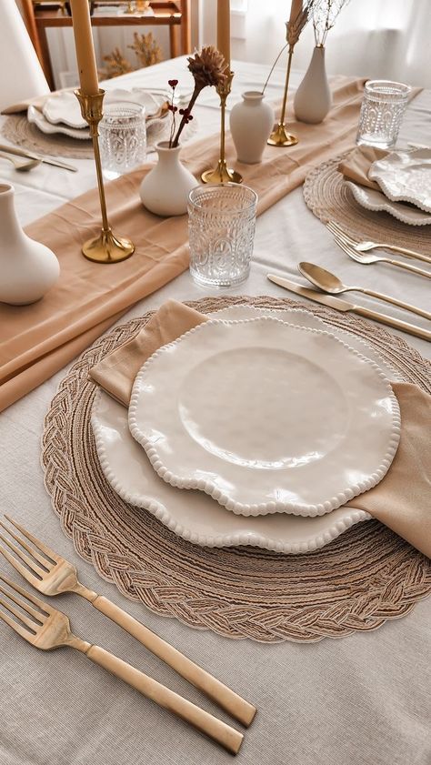 Basic Table Setting, Thanksgiving Table Settings Elegant, Easy Thanksgiving Table Decor, Simple Thanksgiving Table Decor, Table Settings Tips, Gold Table Setting, White Table Settings, Thanksgiving Table Setting, Simple Thanksgiving