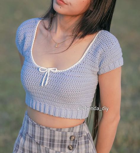 #crochet #crochetfashion Knit Crop Top Pattern, Chenda Diy, Crochet Patchwork Blanket, Crochet Stitches Symbols, Crochet Shawl Diagram, Crochet Sweater Design, Crochet Tee, Crochet Top Outfit, Scoop Neck Crop Top