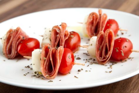 Mouthwatering salami caprese bites can help you lose weight, find out how with Personal Trainer Food today! Salami Sticks, Dr Food, Caprese Bites, Basil Olive Oil, Low Carb Appetizers, Mozzarella Sticks, Small Bites, Caprese Salad, A Bowl