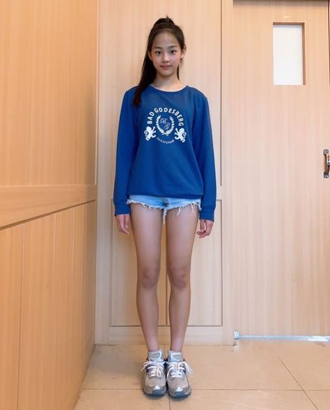 Kim Min Ji, Girls Jeans, Concert Outfit, Instagram Update, South Korean Girls, Style Icons, Graphic Sweatshirt, Fashion Outfits, Sweatshirts