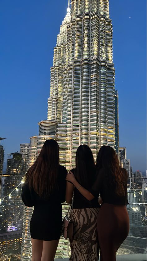 Trio Travel Aesthetic, Dubai With Friends, Trio Friends Aesthetic, Amigas Aesthetic, Famous Lifestyle, Dark Beauty Photography, Dubai Aesthetic, Girl Friendship, Vision Board Inspiration