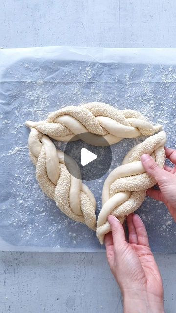 Bread Decoration, Mallorca Bread, Bread Design, Cookies Design, Amazing Food Decoration, Challah Bread, November 8, Challah, Bread Flour