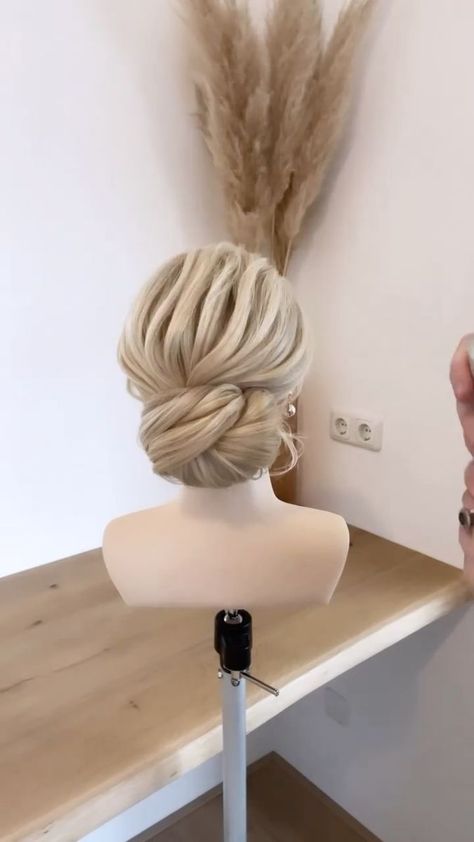 Bridal Style | SAVE to your bridal inspo folder ❤️👰‍♀️ @hairdobymijntje using @schwarzkopfusa #osis • Secret hack for easy updo’s 🥰 Watch, save & learn ❤️ My Online... | By Hairbrained Loose Bun Updo Tutorial, Diy Loose Updo, Low Updo Wedding Hair Tutorial, Loose Updo Wedding Tutorial, Loose Braid Updo Tutorial, Loose Curls Short Hair, Taylor Swift Curly Hair, Curls Blueberry Bliss, Loose Curls Hairstyles