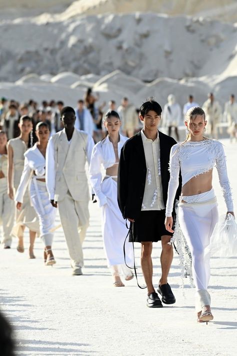 Jacquemus Fashion Show, Modeling Runway, Salt Plains, Jacquemus Fashion, Runway Aesthetic, Simone Ashley, Lila Moss, Fashion Dream Job, Jorja Smith