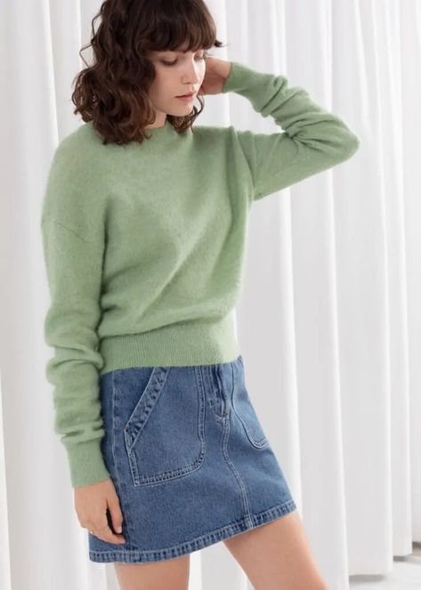 Green Sweater Outfit, Green Eyeshadow Look, Green Sweaters, Pastel Outfits, Steet Style, Wardrobe Challenge, Pistachio Color, Summer Knitwear, 3 Ways To Wear