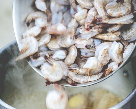 A steamer unit is not required to steam raw shrimp. A pot of boiling water will get the same results in roughly the same amount of time. The trick to cooking fresh, raw shrimp is to carefully monitor the boiling time and allow it to marinade in sauce without heat. Cook Raw Shrimp, Cooking Raw Shrimp, Raw Shrimp Recipes, Fresh Shrimp Recipes, Dinners Under 500 Calories, Lemon Garlic Shrimp Pasta, Raw Shrimp, Bruschetta Toppings, Steamed Shrimp