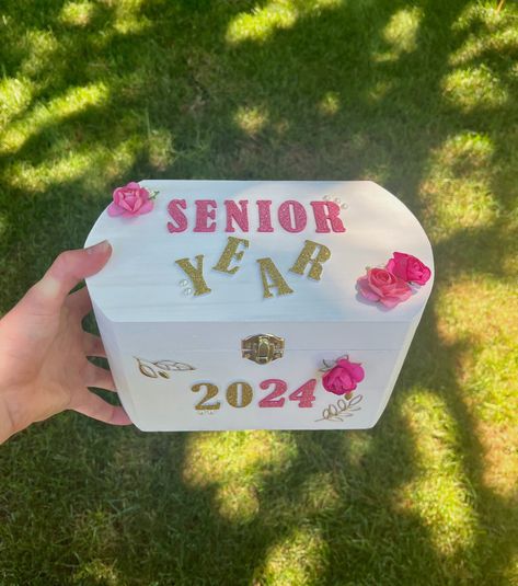 Senior Memory Box Ideas Pink, Senior Memory Box Ideas 2024, Senior Year Box Ideas 2025, High School Memory Box Ideas Diy, Freshman Boxes, Senior Boxes 2025, Senior Year Memory Box Ideas, Senior Box Ideas 2025, Graduation Memories Ideas