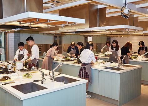 Cooking School Interior, Cooking School Design, Cooking Class Kitchen, Cooking Classes Design, Cooking School Kitchen, Communal Kitchen, Classroom Interior, Culinary Classes, K Food