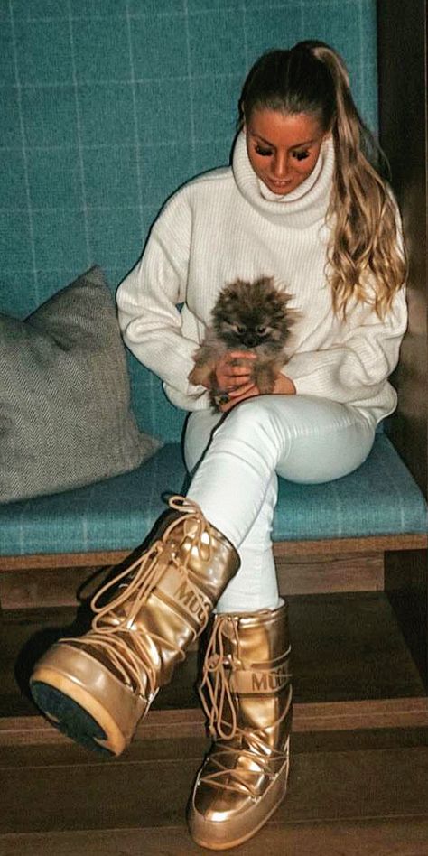 Gold Moon Boots, Winter Ski Fashion, Moon Boots Outfit, Cute Winter Outfit, Apres Ski Style, Apres Ski Party, Winter Outfits Warm, Snow Outfit, Ski Fashion