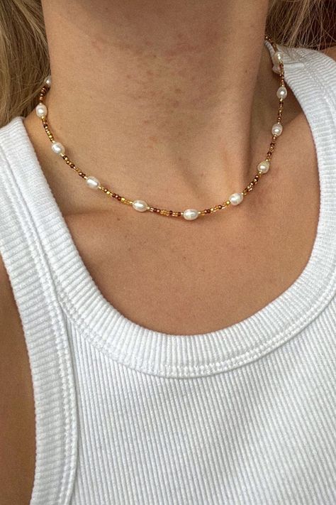 Beaded Necklace Trendy, Seed Bead Necklace With Pearl, Pearl Beads Ideas Free Pattern, Beaded Necklace With Pearls, Colourful Pearl Necklace, Pearl Seed Bead Necklace, Perl Neckles Simple, Homemade Pearl Jewelry, Neutral Beaded Necklace