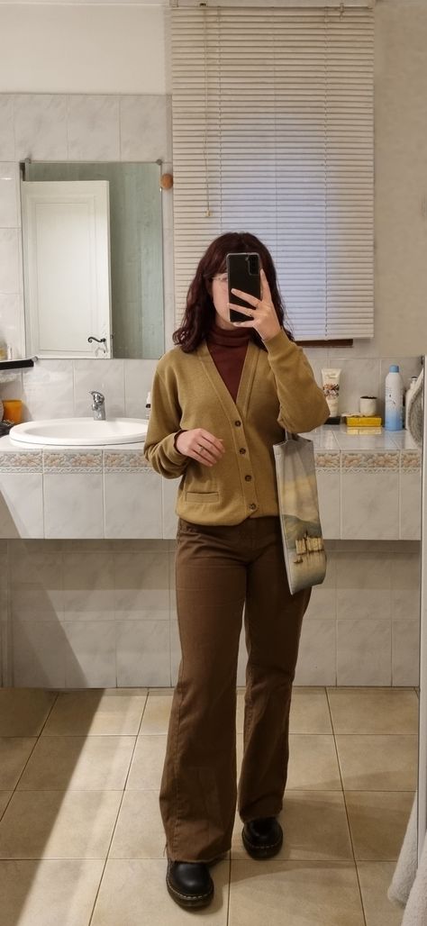 Coffee Shop Outfit Aesthetic Fall, Aesthetic Library Outfit, Library Job Outfit, Light Academia Outfit Winter, Library Girl Aesthetic Outfit, Coffee Shop Work Outfit, Librarian Outfit Aesthetic, Library Date Outfit, Coffee Outfit Aesthetic