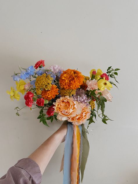 Flower Photography Creative, Backyard Wedding Bouquet, Marigold Bridal Bouquet, October Flowers Wedding, August Bridal Bouquet, Loose Bridal Bouquet, Marigold Wedding Bouquet, Wedding Flowers November, Wildflower Wedding Decor