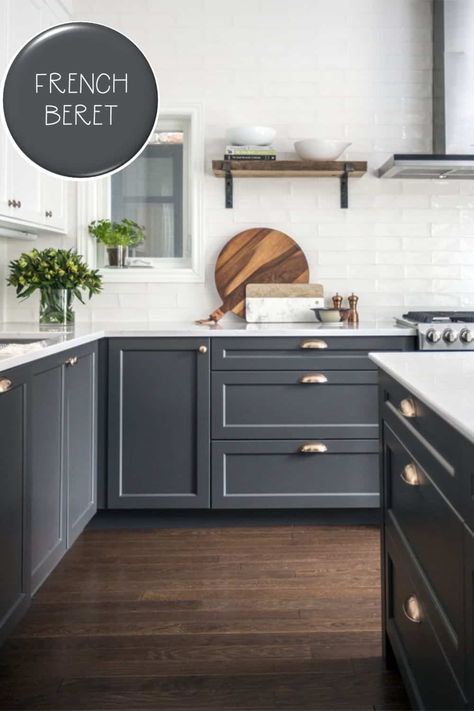 Modern Farmhouse Kitchen Cabinets, Kitchen Cabinet Trends, Grey Kitchen Designs, Kitchen Cabinets And Countertops, Kitchen Glass, Cabinets And Countertops, Country Kitchen Decor, Grey Kitchen Cabinets, Grey Kitchens