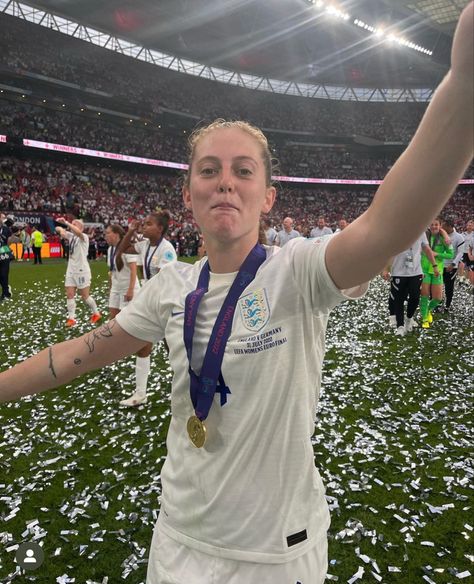 England Womans Football Team, England Women’s Football, Kiera Walsh England, Football Players Women, Keira Walsh England, The Lionesses, Keira Walsh And Lucy Bronze, Women’s Football, Football Lionesses