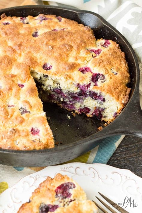 Blueberry Pudding Cake, Blueberry Cornbread, Cinnamon Crumb Cake, Blueberry Pudding, Skillet Desserts, Cornbread Recipes, Buttermilk Cornbread, Christmas Dinners, Blue Berries