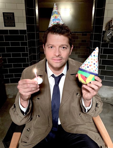 Misha Collins Funny, Castiel Funny, Tape Ball, Sam E Dean, Sam E Dean Winchester, Castiel Supernatural, Supernatural Pictures, Supernatural Memes, Odaiba