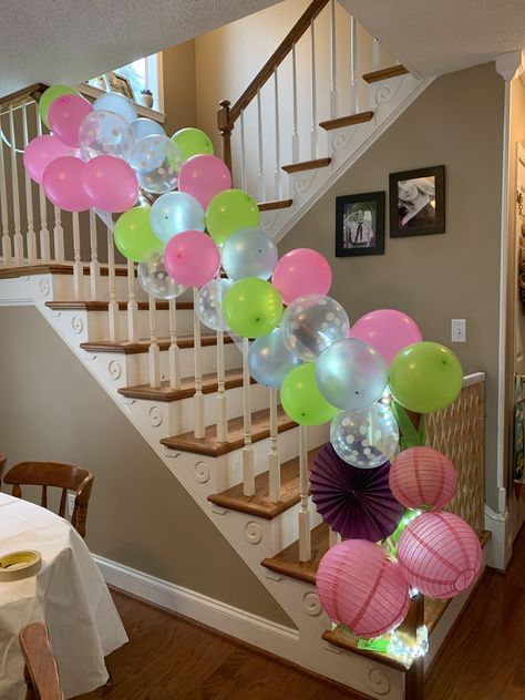 Balloon Banister, Stair Railing Decorations Birthday Party, Balloons On Deck Railing, Balloon Railing, Staircase Party Decor, Simple Balloon Decoration, Dance Decor, Cheap Party Decorations, Minnie Mouse Birthday Party Decorations