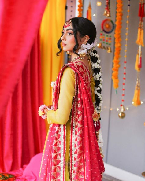 bridal mehndi braid gajra braid parandi punjabi bride sahara yar pink and yellow mehndi ali xeeshan dress Sahara Yar, Mehndi Braid, Parandi Hairstyle, Paranda Hairstyle Punjabi, Paranda Hairstyle, Engagement Looks, Ali Xeeshan, Mehndi Night, Trendy Outfits Indian