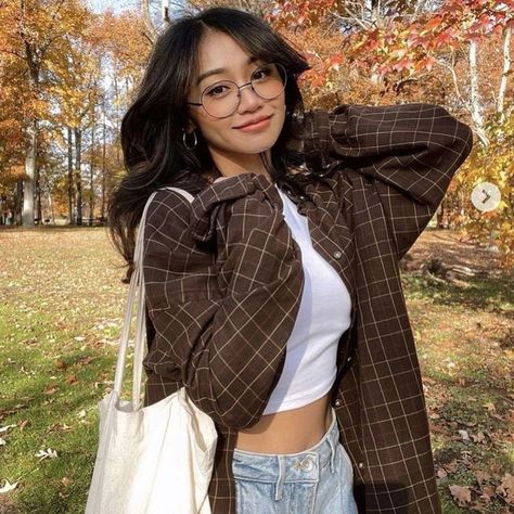 Glasses Outfit, Glasses Inspiration, Glasses Trends, Stylish Glasses, Wearing Glasses, Girls With Glasses, Cute Simple Outfits, Stylish Girl, Simple Outfits