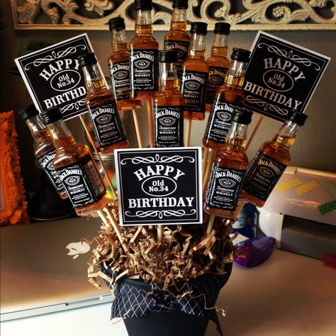 DIY goodness man bouquet Festa Jack Daniels, Jack Daniels Party, Booze Bouquet, Jack Daniels Gifts, Liquor Bouquet, Man Bouquet, Alcohol Gifts, Liquor Bottles, Jack Daniels