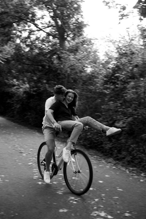 Bike Couples Photography, Fall Couple Aesthetic, Aesthetic Couple Photoshoot, Couple Photoshoot Fall, Aesthetic Cute Couple, Bicycle Photoshoot, Cute Couple Photos, Bicycle Aesthetic, Shooting Couple