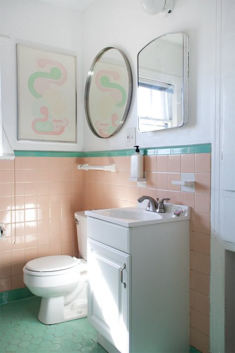 The Trick to Surviving a Colorful Vintage Tiled Bathroom — Rooms That Get It Right Sashay Sand, Westchester Gray, Retro Bathroom Ideas, 50s Bathroom, Vintage Tile Bathroom, Therapy Photo, Yellow Painted Walls, Colorful Bathrooms, Vintage Tegel