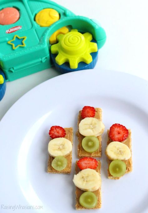 Traffic light snack for toddlers Traffic Light Snack, Snacks For Kids School, Snack For Toddlers, Preschool Cooking, Theme Snack, Transportation Activities, Transportation Preschool, Nutrition Activities, Nutrition Certification