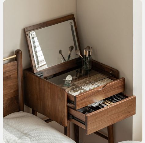 The small dressing table with a width of only 50cm is easy to put at the head of the bed & corner. Although the dressing table is small, the five internal organs are complete. The clamshell makeup mirror lamp with double drawstring storage and the high bottle after pumping is different. Look small, don't make small carvings! Small Vanity Ideas, Bed Corner, Loft Apartment Decorating, Mirror Dressing Table, Modern Japanese Style, Small Dressing Table, Classy Rooms, Mirror Dressing, Table 19