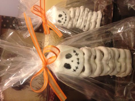 Skeleton treats - white fudge pretzels piled on top of a brownie with a… Skeleton Treats, White Fudge, Menu Halloween, Fun Halloween Desserts, Halloween Treat Tags, Halloween Food Appetizers, Halloween Party Treats, Halloween Treats For Kids, Fun Halloween Food