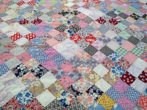 Mill Girl: Vintage feed sack quilt top Antique Quilts 1930s Feed Sacks, Feed Sack Quilts, Have A Nice Vacation, Pretty Quilts, Feedsack Quilt, Country Ham, Pretty Quilt, Girl Vintage, Martha's Vineyard