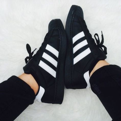 adidas negros hermosos                                                                                                                                                      Más Look Grunge, Adidas Shoes Women, Women Sneakers, Asics Women, Dream Shoes, Supergirl, Tennis Shoes, Cute Shoes, Lany