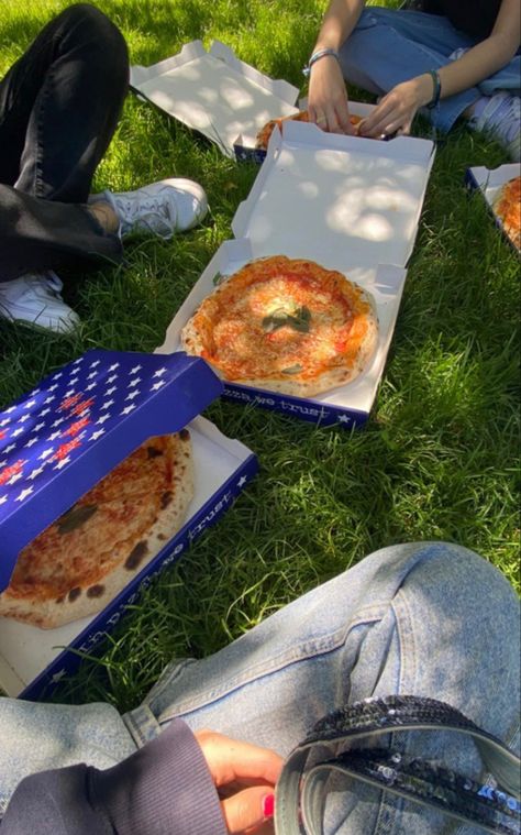 #pizza #paris #food #picnic #friends eating pizza with friends. Picnic with friends. Pizza. Friends Eating Pizza, Pizza With Friends, Friends Eating, Picnic With Friends, Food Picnic, Under Bridge, Paris Food, Eating Pizza, Eat Pizza