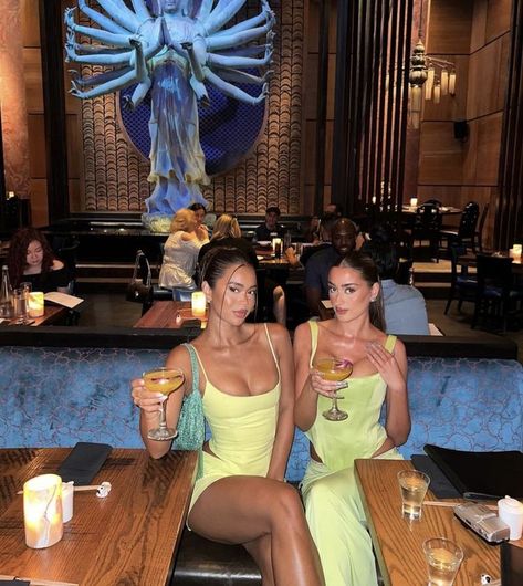 Miami Pictures Ideas Night, Besties In Miami, Miami Girl Aesthetic, Miami Party Outfits, Barbie Bday, Miami Outfit, 2023 Vacation, Miami Aesthetic, Miami Trip