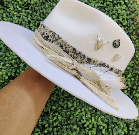 Decorated Western Hat, Decorated Wide Brim Hat, Hat Trimming Ideas, Trendy Fedora For Western-themed Events, Diy Western Hat, Custom Western Hats, Custom Hats For Women, Custom Hat Bands, Artisan Fedora For Western-themed Events