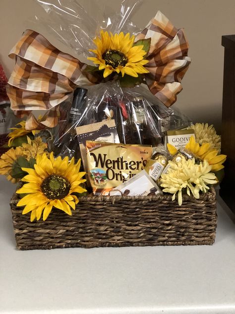 Farm Theme Gift Basket, Sunflower Gift Basket, Fall Gift Basket Ideas, Teacher Appreciation Decorations, Thanksgiving Basket, Raffle Gift Basket Ideas, Bingo Ideas, Guest Basket, Thanksgiving Gift Basket