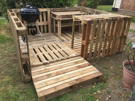 Pallet decking, BBQ area, serving table and bar.... loads of room for expansion Pallet Enclosure Ideas, Pallet Grill Area, Pallet Bbq Area, Pallet Bbq Station, Pallet Outdoor Kitchen, Diy Bbq Area, Pallet Pergola, Pallet Deck Diy, Pallet Deck