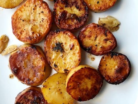 I Just Discovered Melting Potatoes and I'm Officially Serving Them With Everything | Real Simple Melting Potatoes Recipe, Melting Potatoes, Grilled Potatoes, Potato Side Dishes, Vegetable Drinks, How To Cook Potatoes, Cooking Method, Potato Dishes, Side Recipes