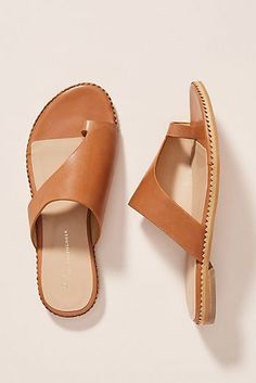 Heel Sandals Outfit, Shoes For School, Fashion Shoes Sandals, Travel Capsule, Strappy Sandals Flat, Sandals Outfit, Toe Post Sandals, Minimalist Shoes, Leather Slide Sandals