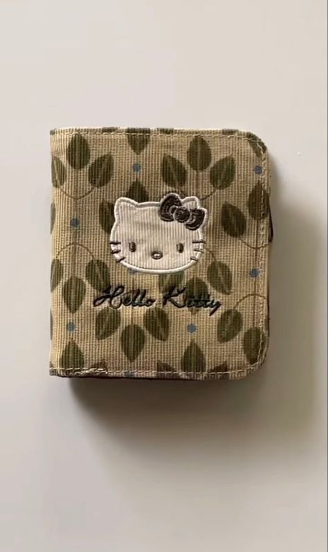 Hello Kitty Wallet, Arte Peculiar, Sac Diy, Inside My Bag, Cute Wallets, New Rock, Hello Kitty Items, Pretty Bags, Cute Bags