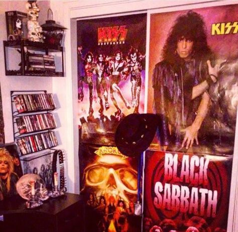 80s Rocker Bedroom, 80s Metal Bedroom, Heavy Metal Room Aesthetic, 80s Metal Room, Rocker Room Aesthetic, Metal Room Ideas, Eddie Munson Bedroom, Eddie Munson Room, Heavy Metal Bedroom