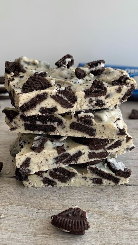 Oreo Bark, Oreo Chocolate, Chocolate Oreo, Candy Drinks, Chocolate Oreos, Oreo Dessert, Food Wallpaper, Yummy Comfort Food, 2 Ingredient