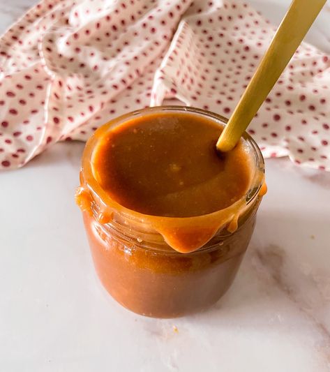 Easy salted caramel sauce made without cream, perfect to use as a dip, a spread or a filling for your favorite treats. Caramel Sauce Without Cream, Cafe Latte Recipe, Fun Fall Desserts, Caramel Dipping Sauce, Easy Salted Caramel, Caramel Pecan Cheesecake, Homemade Salted Caramel, Caramel Recipe, Caramel Recipes Sauce