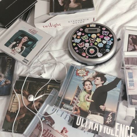 Retro Nostalgia Aesthetic, Lana Del Rey Cd Aesthetic, 2000s Aesthetic Music, Music Cd Aesthetic, Walkman 90s, 2000s Music Aesthetic, Cd Collection Aesthetic, Walkman Aesthetic, Lana Del Rey Cd